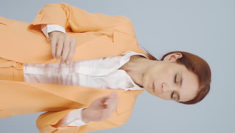 Video-Vertical-De-Una-Mujer-De-Negocios-Estornudando.